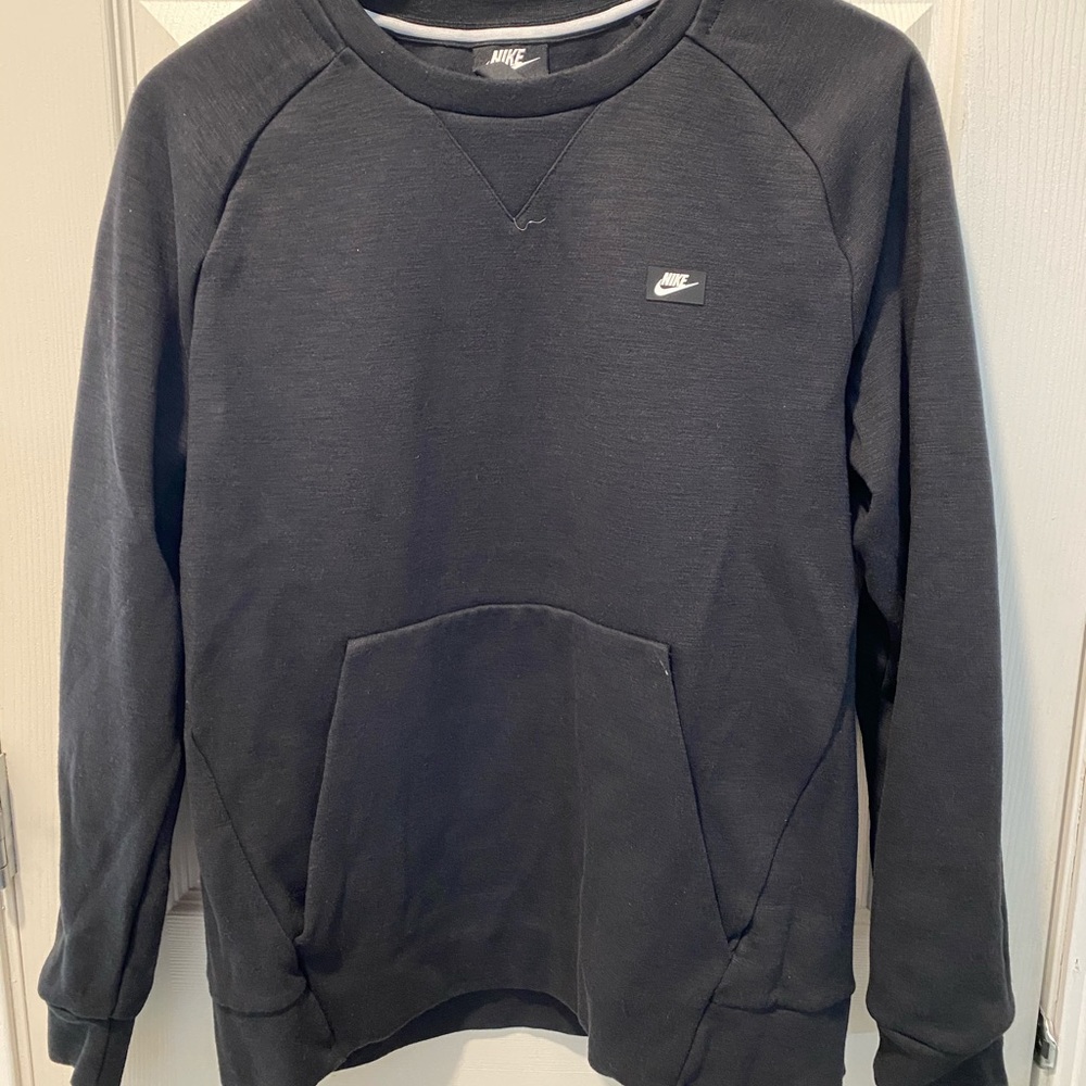 Men’s Nike crew neck sweatshirt size medium.